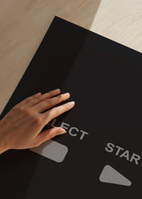 Ein Poster mit den Schaltflächen „Auswählen“ und „Start“. -9