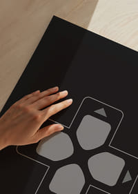 Une affiche avec un bouton directionnel classique sur fond noir-9