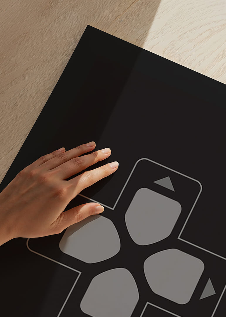 Une affiche avec un bouton directionnel classique sur fond noir-12