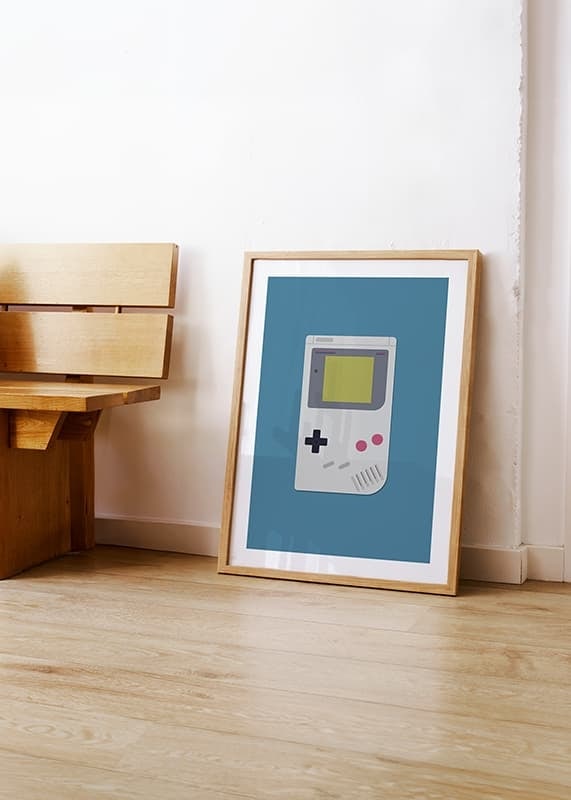 Ein Poster mit einer klassischen tragbaren Spielekonsole vor blauem Hintergrund-12