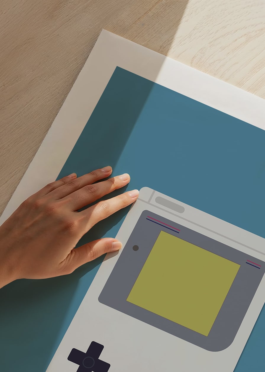 Ein Poster mit einer klassischen tragbaren Spielekonsole vor blauem Hintergrund-12