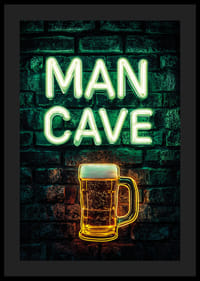 Plakatas su neoniniu tekstu „Man Cave“ ir žėrinčia alaus bokalu ant kaimiškos plytų sienos-0