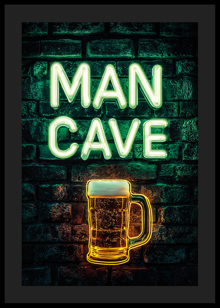 Plakatas su neoniniu tekstu „Man Cave“ ir žėrinčia alaus bokalu ant kaimiškos plytų sienos-12