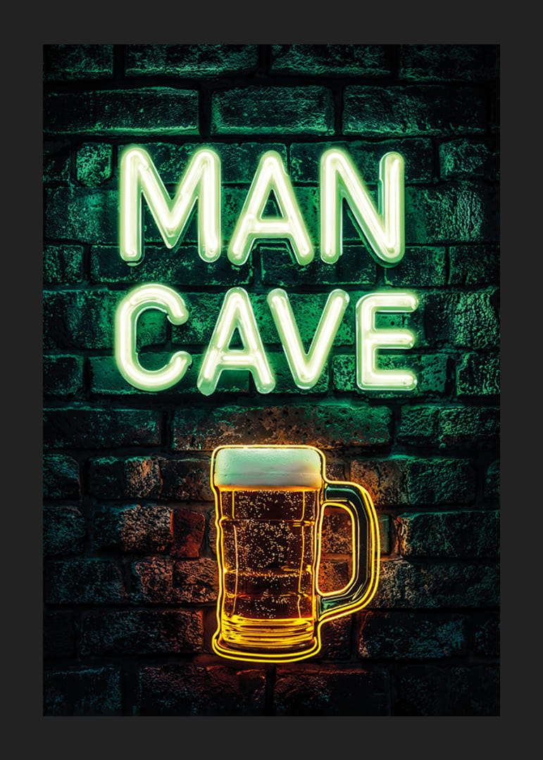 Plakatas su neoniniu tekstu „Man Cave“ ir žėrinčia alaus bokalu ant kaimiškos plytų sienos-12