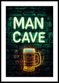 Plakatas su neoniniu tekstu „Man Cave“ ir žėrinčia alaus bokalu ant kaimiškos plytų sienos-2