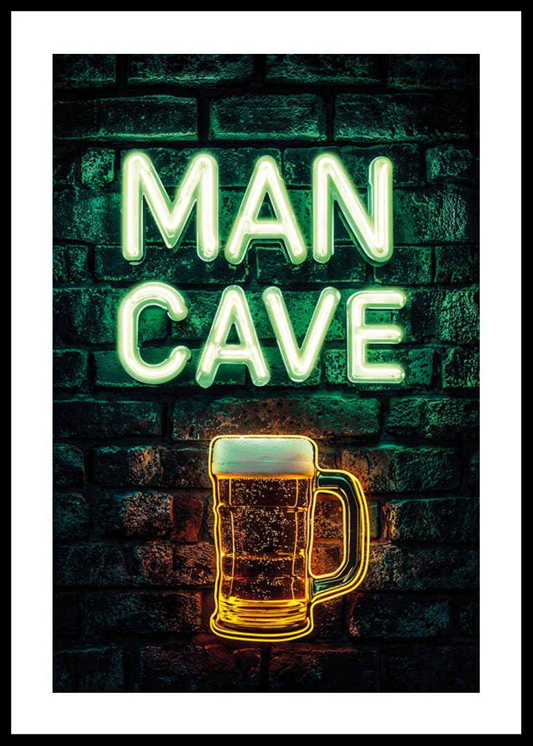 Plakatas su neoniniu tekstu „Man Cave“ ir žėrinčia alaus bokalu ant kaimiškos plytų sienos-12