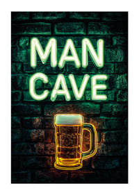 Plakatas su neoniniu tekstu „Man Cave“ ir žėrinčia alaus bokalu ant kaimiškos plytų sienos-3