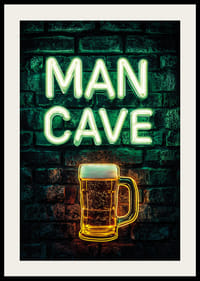 Plakatas su neoniniu tekstu „Man Cave“ ir žėrinčia alaus bokalu ant kaimiškos plytų sienos-4