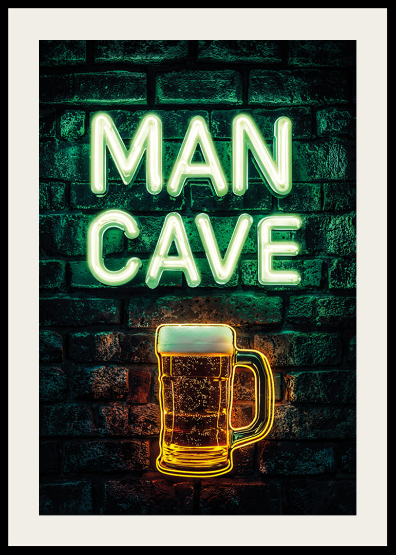 Plakatas su neoniniu tekstu „Man Cave“ ir žėrinčia alaus bokalu ant kaimiškos plytų sienos-12