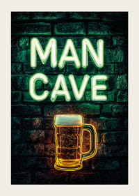 Plakatas su neoniniu tekstu „Man Cave“ ir žėrinčia alaus bokalu ant kaimiškos plytų sienos-5