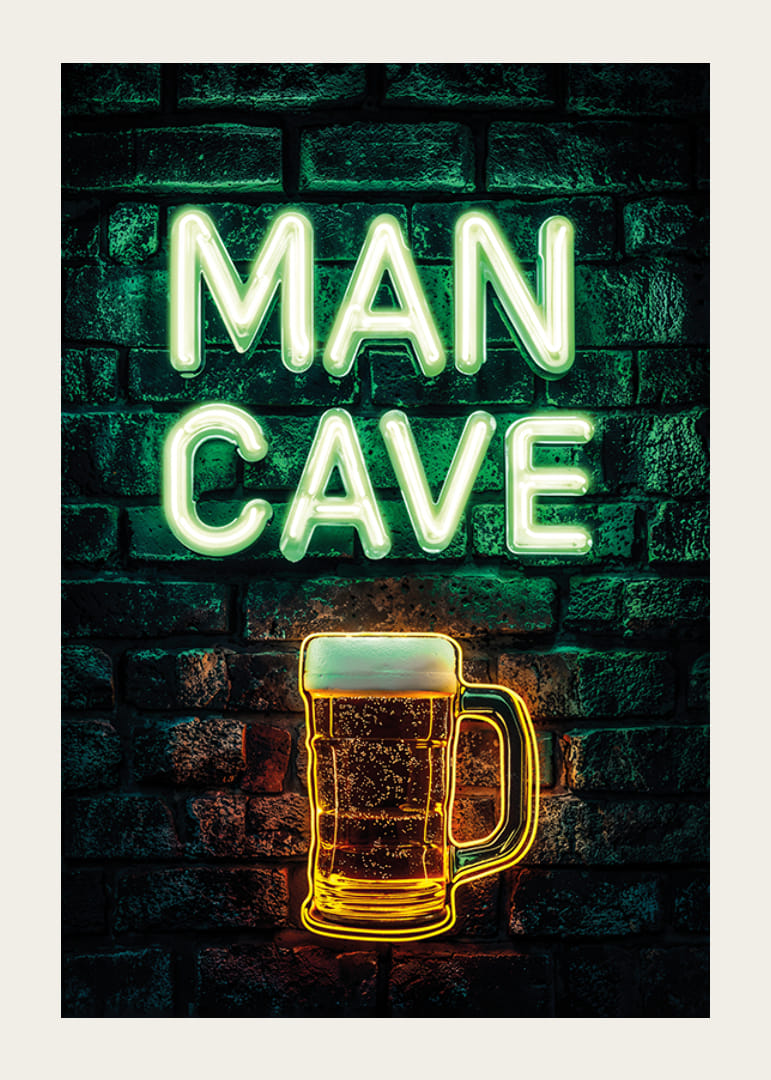Plakatas su neoniniu tekstu „Man Cave“ ir žėrinčia alaus bokalu ant kaimiškos plytų sienos-12