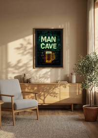 Plakatas su neoniniu tekstu „Man Cave“ ir žėrinčia alaus bokalu ant kaimiškos plytų sienos-8