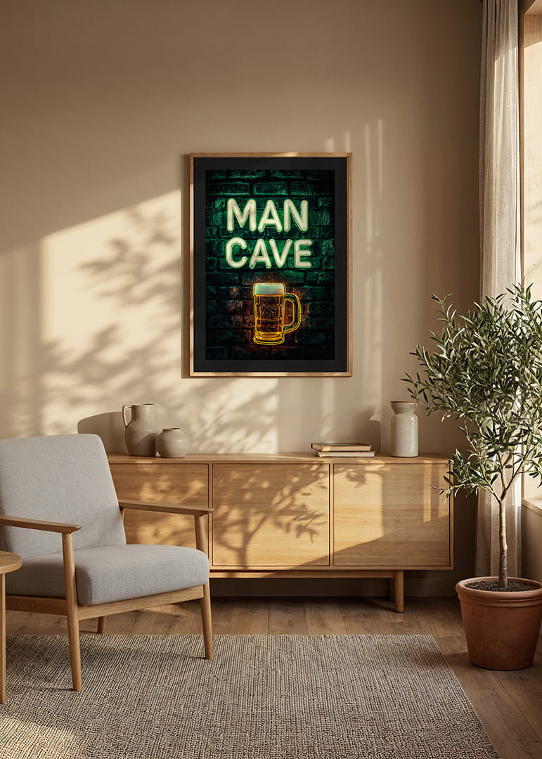 Plakatas su neoniniu tekstu „Man Cave“ ir žėrinčia alaus bokalu ant kaimiškos plytų sienos-12