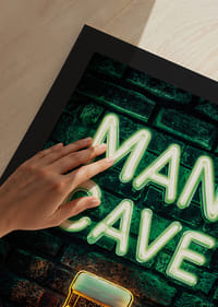 Plakatas su neoniniu tekstu „Man Cave“ ir žėrinčia alaus bokalu ant kaimiškos plytų sienos-9