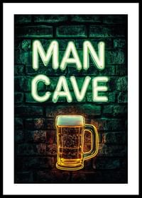 Un poster cu textul neon „Man Cave” și un pahar de bere strălucitor pe un perete rustic de cărămidă-0