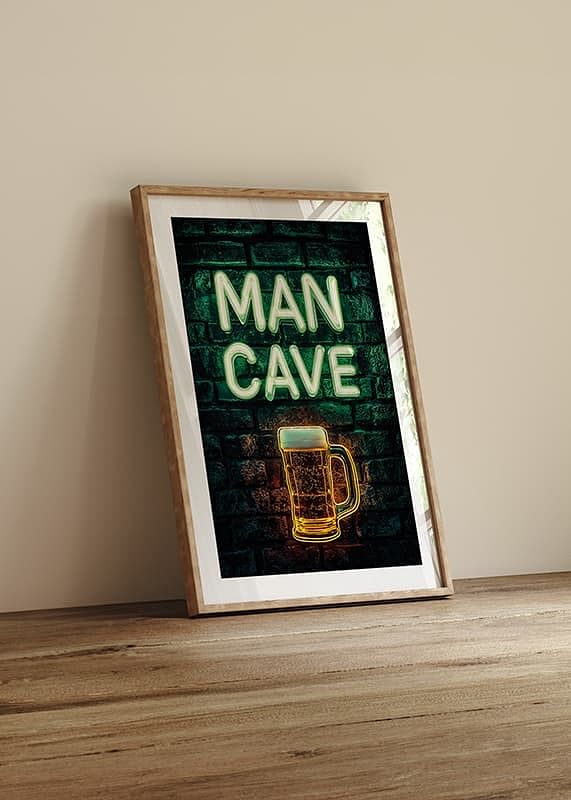 Un poster cu textul neon „Man Cave” și un pahar de bere strălucitor pe un perete rustic de cărămidă-12