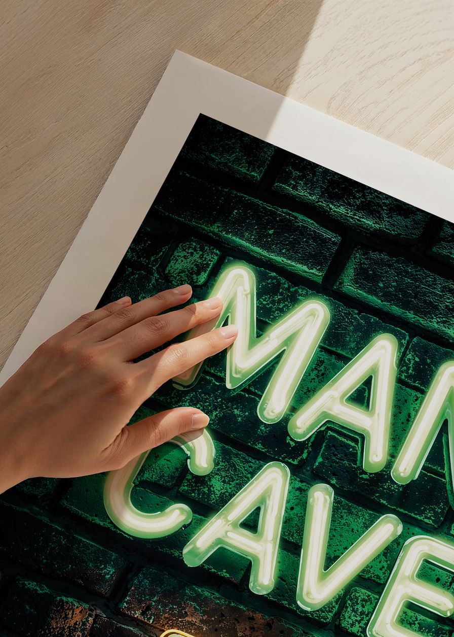 Un poster cu textul neon „Man Cave” și un pahar de bere strălucitor pe un perete rustic de cărămidă-12