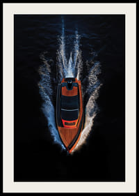 Póster con la imagen de un barco de lujo en el mar.-2