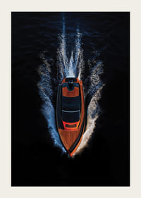 Póster con la imagen de un barco de lujo en el mar.-3