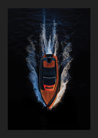 Póster con la imagen de un barco de lujo en el mar.-5