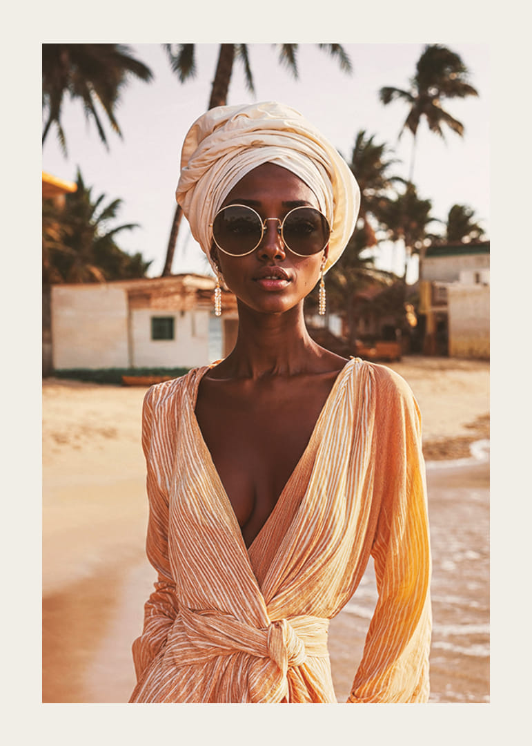 Affisch med en bild på en stilfull kvinna på en strand-12