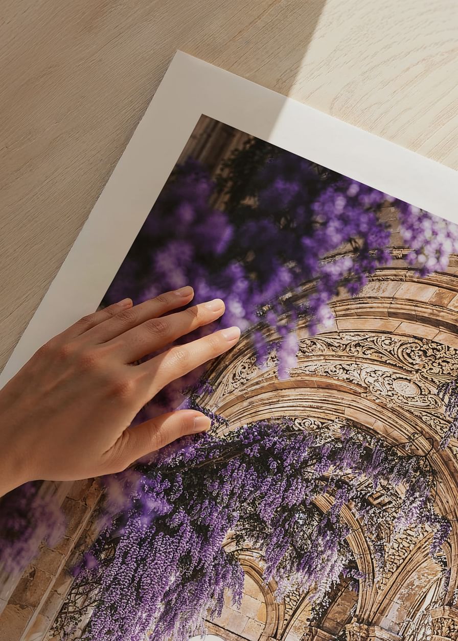 Poster cu un coridor acoperit cu flori violet-12