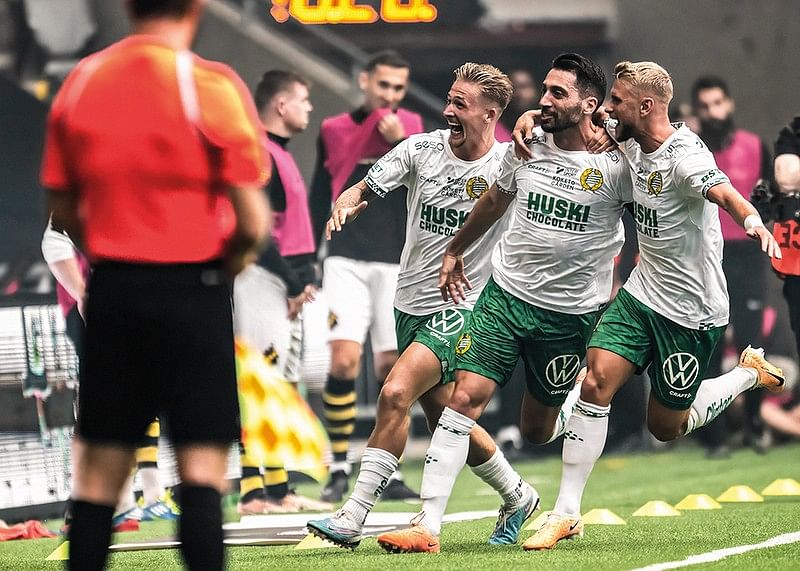 2023 Nahir Besara Med Lagkamrater Hammarby IF-12