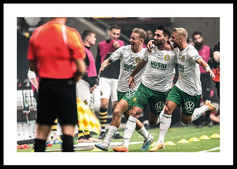 2023 Nahir Besara Med Lagkamrater Hammarby IF-12