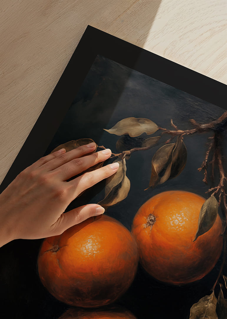 Un cartel con naranjas doradas sobre un fondo oscuro.-12