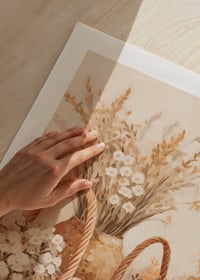 En poster med flätade korgar och blommor i varma jordtoner-9