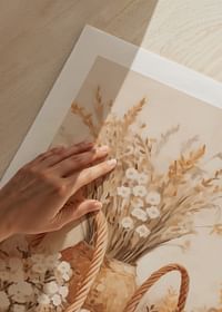 Une affiche avec des paniers en osier et des fleurs dans des tons chauds de terre-5