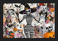 Mystiska figurer och pumpor skapar en lekfull Halloween-stämning-5