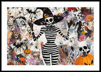 Mystiska figurer och pumpor skapar en lekfull Halloween-stämning-0