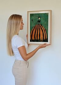 O figură captivantă într-o rochie cu dungi cu detalii din pânză de păianjen-4