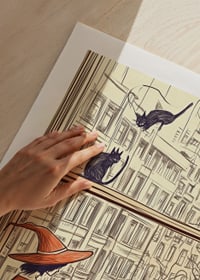 Una scena magica con una strega e dei gatti alla finestra-9