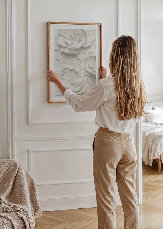En plakat med strukturerte, detaljerte blomster i myke, monokrome toner-12