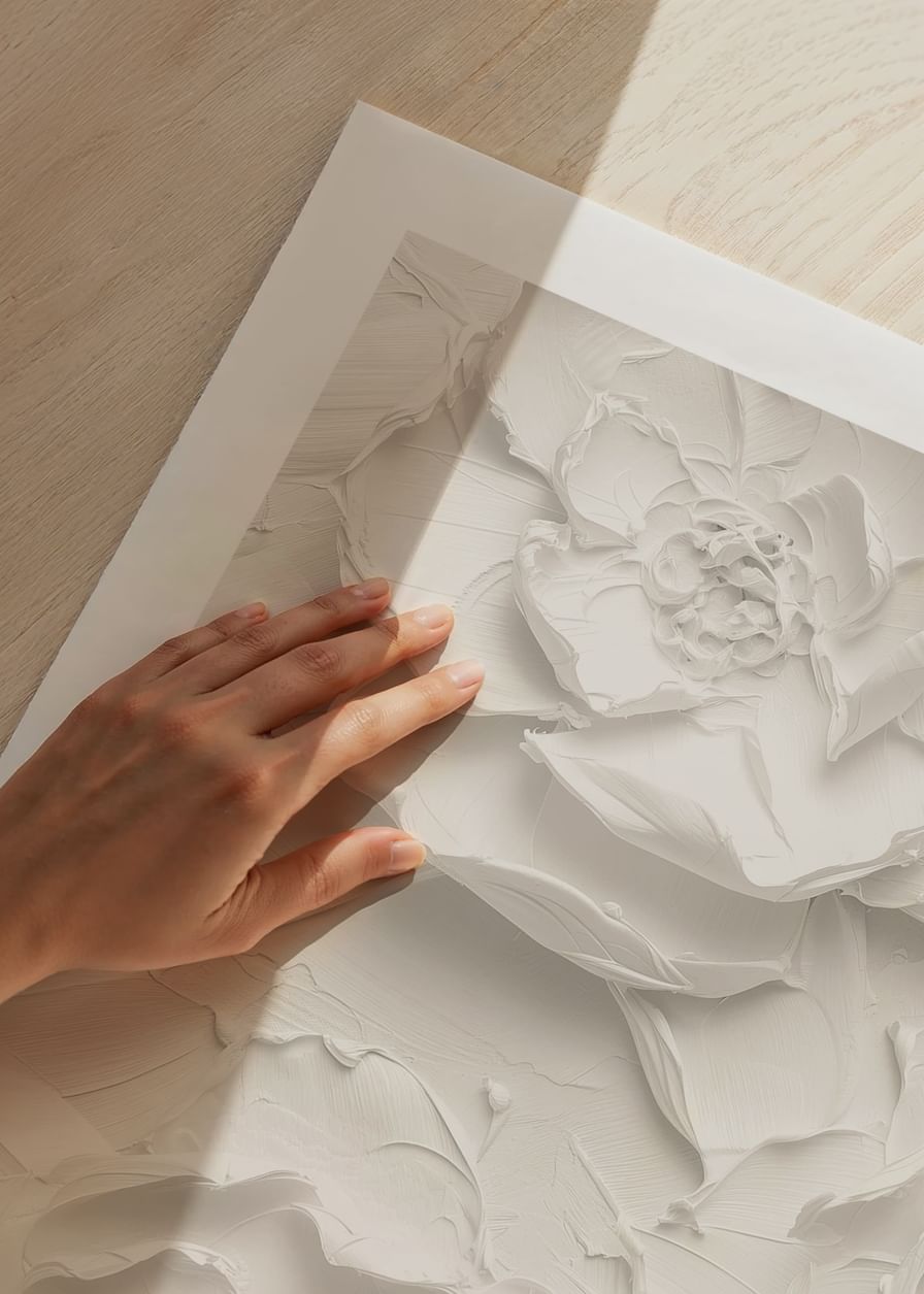 En plakat med strukturerte, detaljerte blomster i myke, monokrome toner-12
