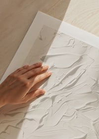 En poster som framhäver kroppens former med kraftfulla, texturerade penseldrag-9