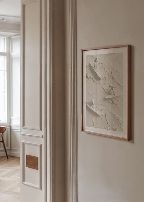 Een poster met getextureerde surfers die op abstracte, monochrome golven rijden-12