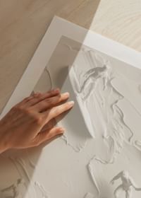 Een poster met getextureerde surfers die op abstracte, monochrome golven rijden-5