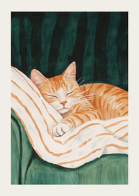 Een poster met een slapende oranje kat op een gestreepte deken in een groene fauteuil-3