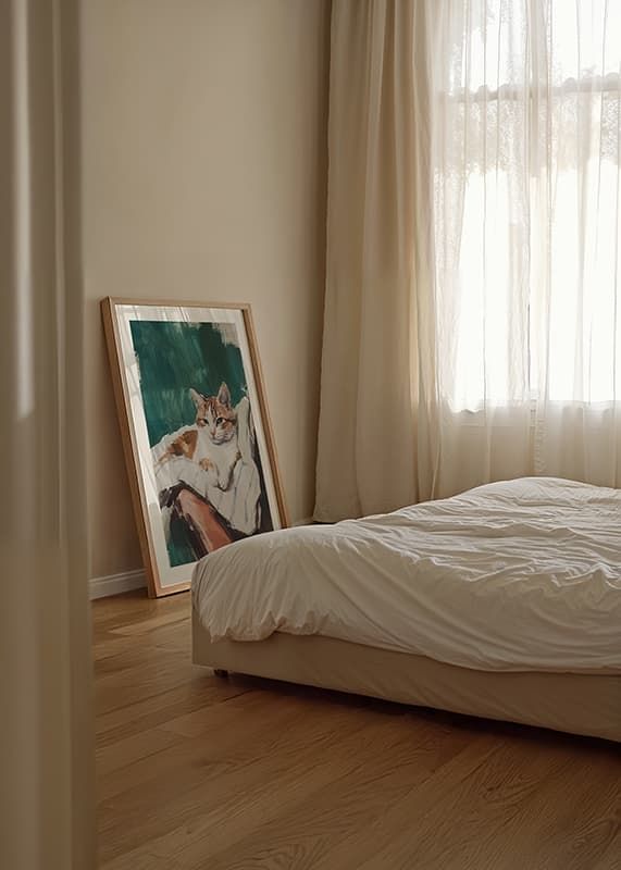 Plakat przedstawiający zrelaksowanego kota odpoczywającego na pasiastym kocu-12