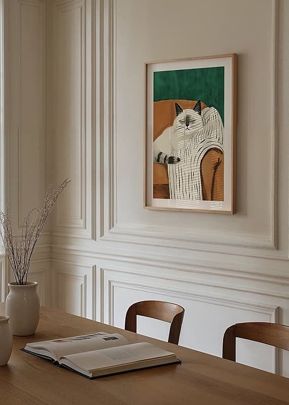 Une affiche d'un chat détendu sur une couverture rayée dans un fauteuil orange-12