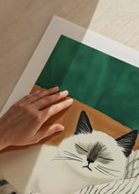 Une affiche d'un chat détendu sur une couverture rayée dans un fauteuil orange-5