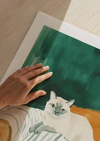 En poster med en självsäker katt vilande på en randig filt i en orange fåtölj-9