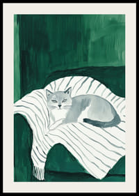 Plagát so sivou mačkou spočívajúcou na pruhovanej deke v zelenom kresle-2