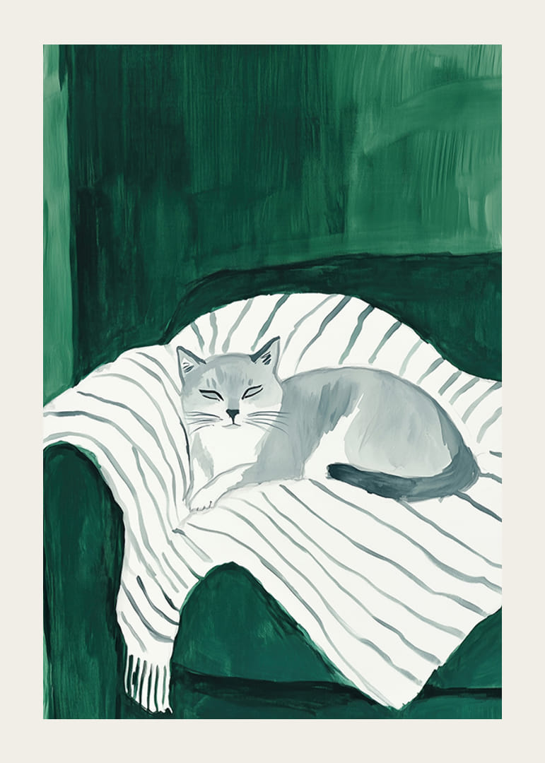 Plagát so sivou mačkou spočívajúcou na pruhovanej deke v zelenom kresle-12