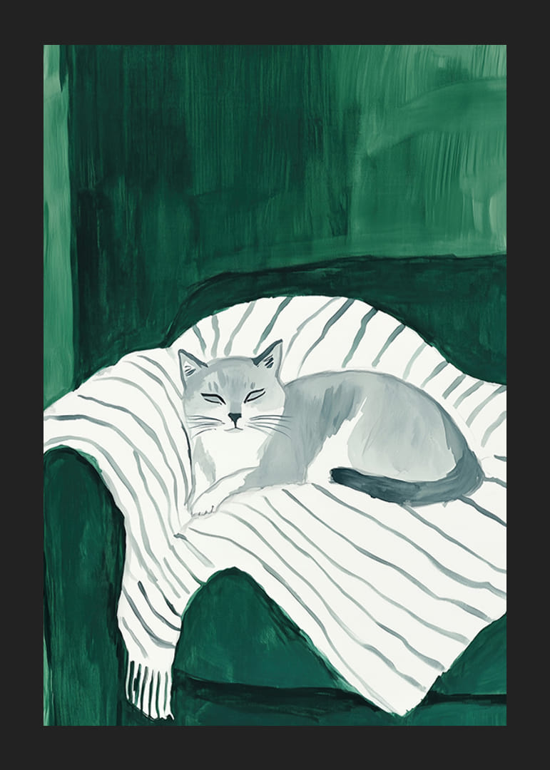 Plagát so sivou mačkou spočívajúcou na pruhovanej deke v zelenom kresle-12