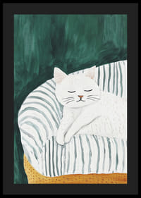 Un cartel con un gato blanco durmiendo sobre una manta de rayas en un sillón dorado.-4