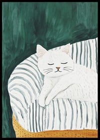 En poster med en sovande vit katt på en randig filt i en gyllene fåtölj-6